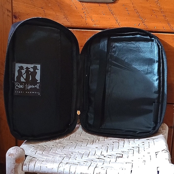 Stylish Carrying Case ๐ - Picture 2 of 8